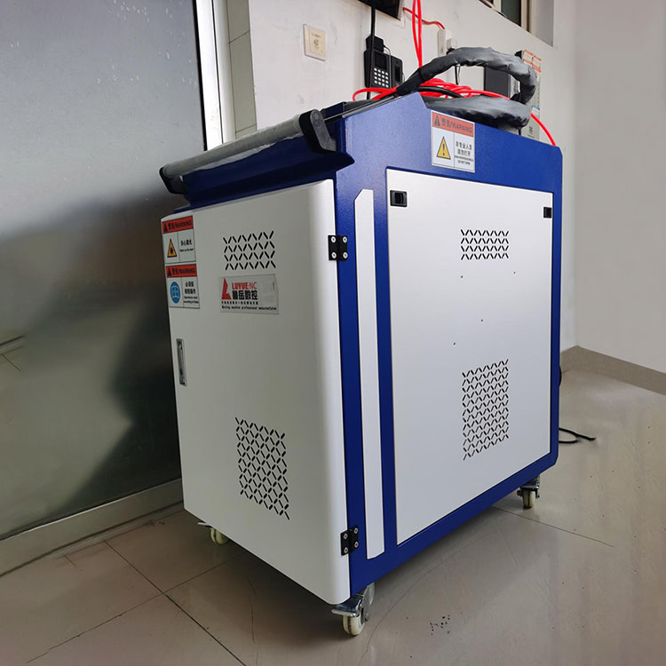 2000w қолмен жұмыс істейтін металл лазерлік тот кетіргіш үлкен лазерлік тазалау машинасы