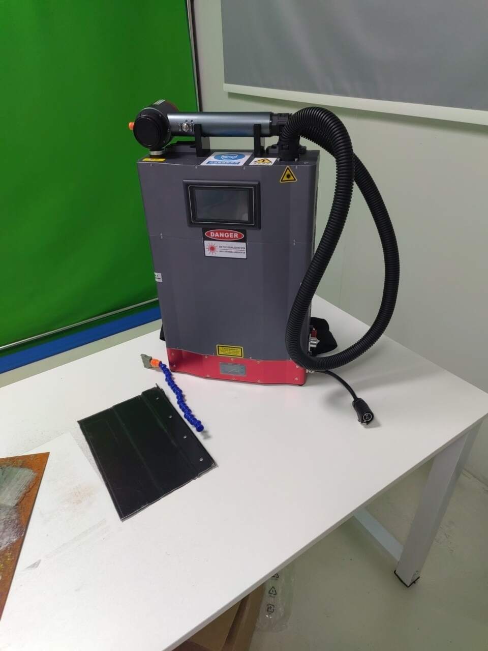 100w шағын қолмен жүретін мопа лазерлі тазалау машинасы немесе металл тот майы